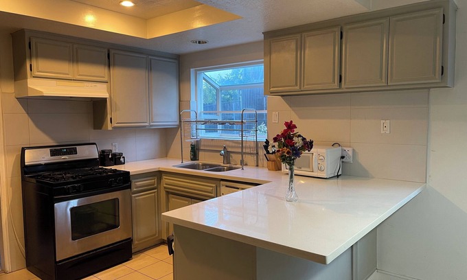 La Crescenta House | Quiet and Safe 3-bedroom house in Glendale