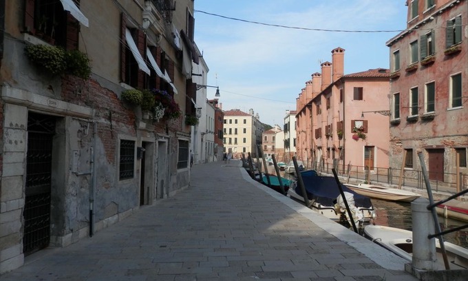 Dorsoduro Apartment | Quiet Bright Apartment Dorsoduro (M0270429597)