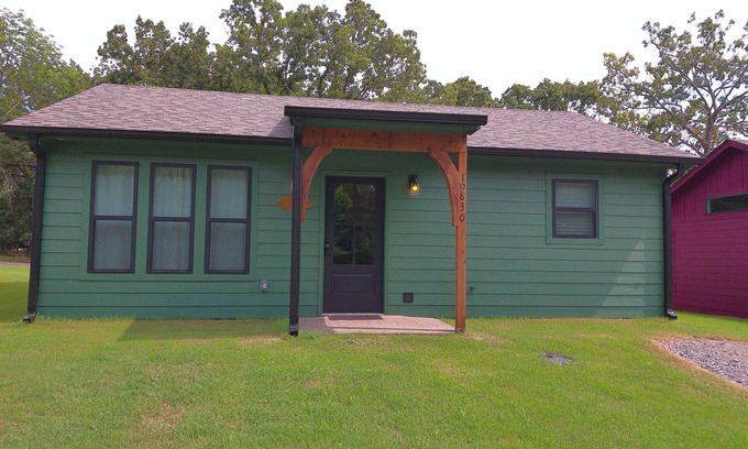 Hulbert Cabin | Quiet cabin, hot tub, firepit, no pet fee, NEW, 4 person occ