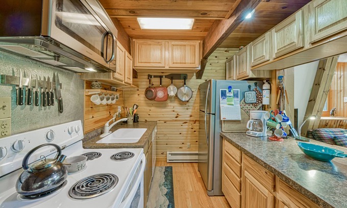 Sky Valley Cabin | Quiet cabin near the lake with large deck, private hot tub, firepit, & game room