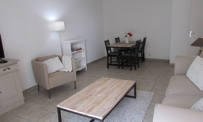 Couronne Urbaine Apartment | Quiet, clean, downtown on foot. Good as new. Parking on request