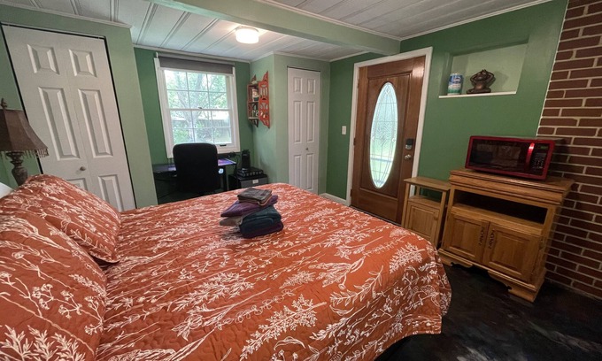 Jacksonville Apartment | Quiet comfortable suite with ensuite bathroom and work space