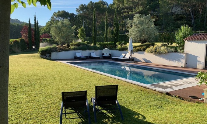 Cabries House | Quiet contemporary house with secure heated pool and large garden