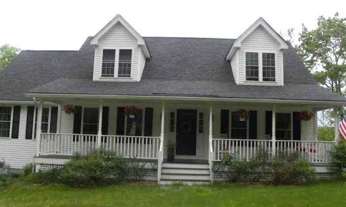 Hillsboro House | Quiet Country near lakes, trails, Hiking, Skiing and snowboarding