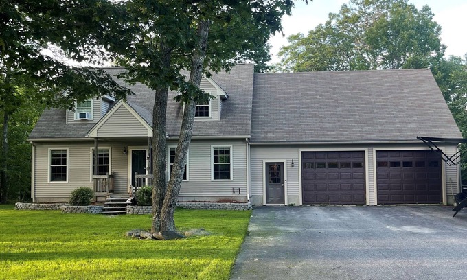 Ellsworth House | Quiet four bedroom cape. only 30 mins to Bar Harbor and Acadia National Park