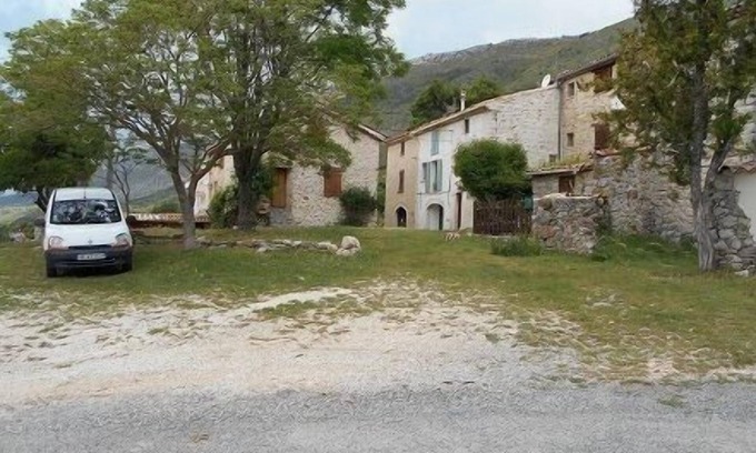 Bargeme Cottage | quiet in small hamlet; surrounded by meadows at 37 ch de l'estang, Bargeme