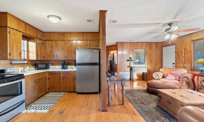 Gun Barrel City Cottage | Quiet Lake View Cabin*Get away and relax!