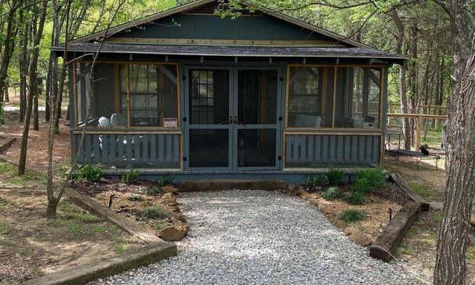Pottsboro Cabin | Quiet, peaceful little cabin just one mile from flowing wells marina