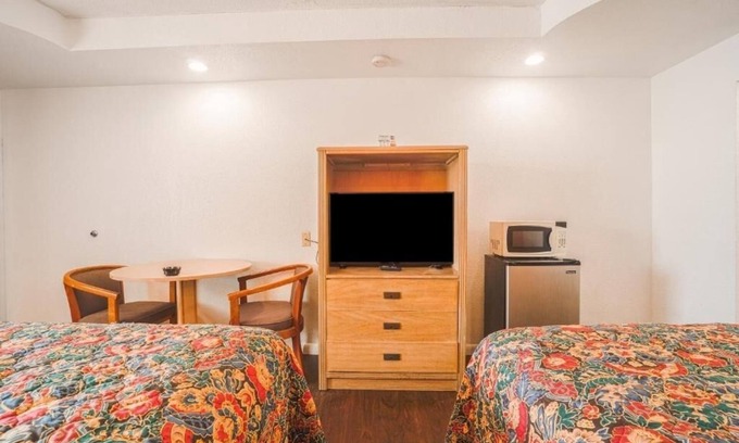 North Beach Hotel | Quiet Pet Friendly Room Near Texas Aquarium + North Beach