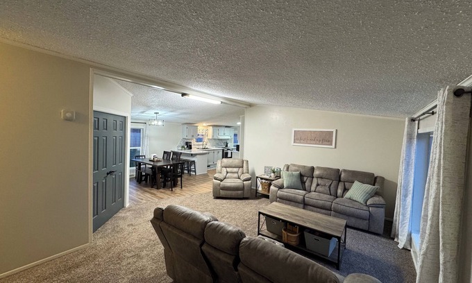 Argyle House | Quiet. Relaxing. 4-bedroom House with AC, Jetted Tub and WiFi.