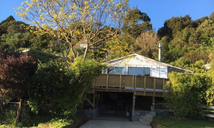 Akaroa House | Quiet retreat near beach, bush walks and cafes
