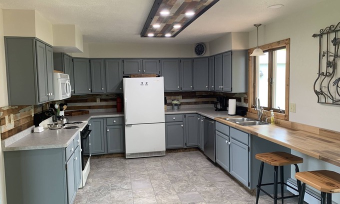 Sparta House | Quiet Rural 3 BR Home - Fully furnished, Utilities Included