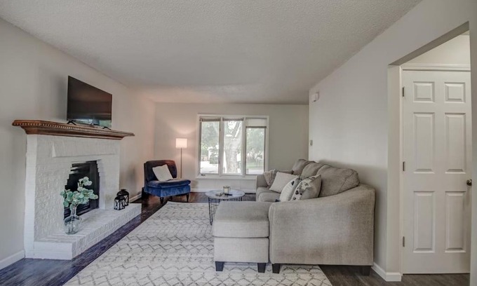 Clive House | Quiet Spacious Duplex in West Des Moines