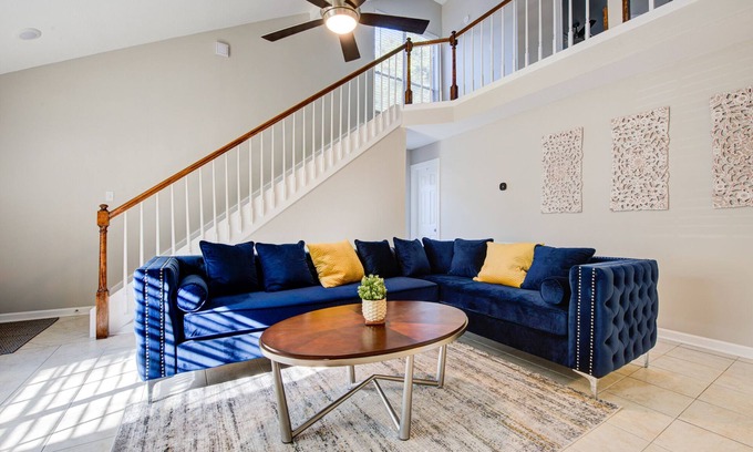 Spring House | Quiet Spring Spring Retreat, office, fast WiFi, 10 mins to International Airport