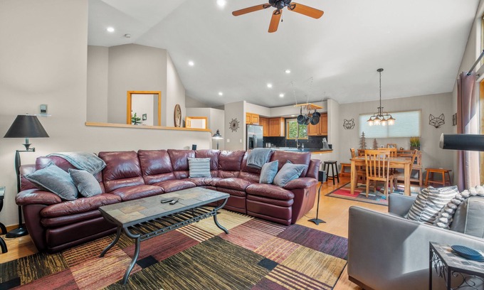 Wildernest House | Quiet Townhouse Snuggled up to a Wooded Mountain View CS1