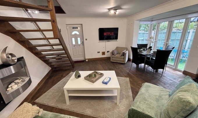Brentwood House | Quirky 2-Bed Brentwood Home Near High St and Station