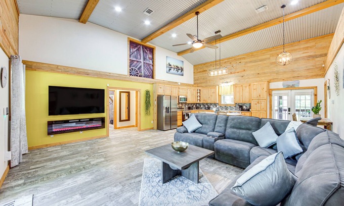 Quitman Cabin | Quitman Lakefront Cabin w/Screened Porch & Grill!
