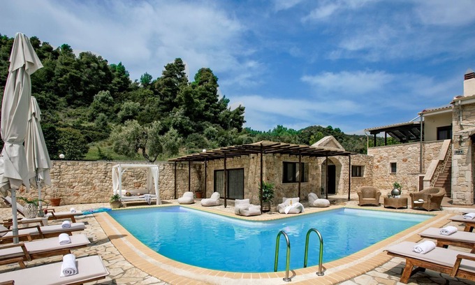 Nea Skioni Villa | R 656 Elegant 4 Bedroom Villa with Private Pool + 1 studio