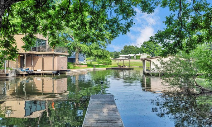 Kingsland House | R&R on LBJ-Waterfront home in a peaceful cove