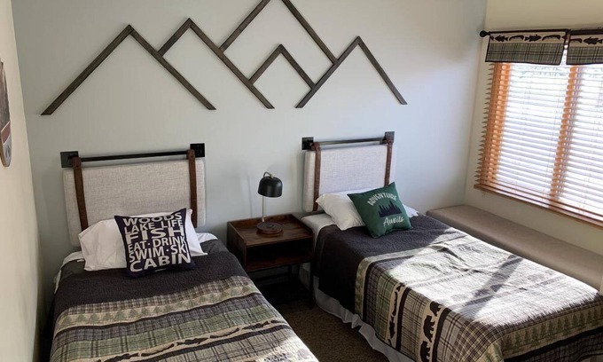 Clark Cabin | Rabbit Ears - Relax in the mountain air!