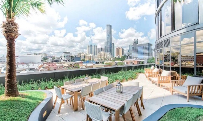 Spring Hill Apartment | Radiance Residence (RnR) with pool and gym