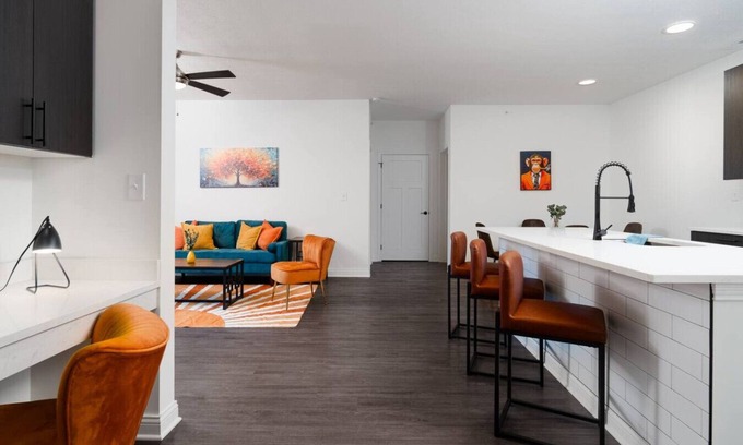 Whitestown Apartment | Radiant Vibes Spacious 2BR 2BA 2 King Beds Gym WFH