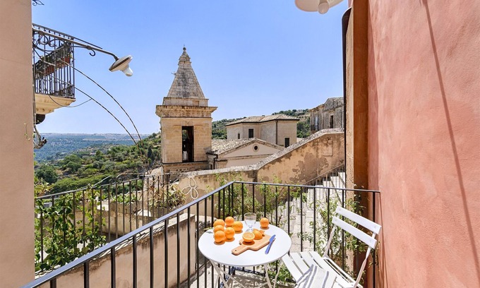 Ragusa Apartment | Raffo, appartement with view in Ragusa Ibla