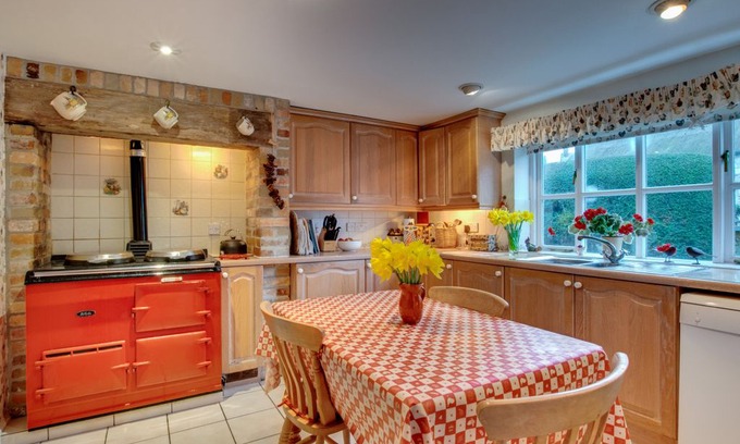 Littlebredy House | Rainbow Cottage - Four Bedroom House, Sleeps 8