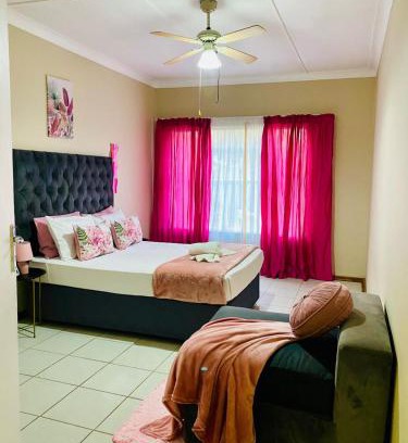 Universitas Bed & Breakfast | Rainbow Palace