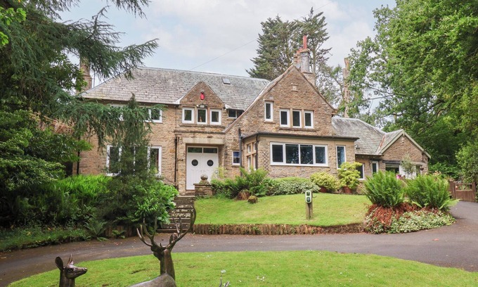 Scarborough House | RAINCLIFFE MANOR, family friendly, with a garden in Scarborough