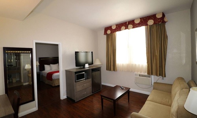 Roseville - Fleet Ridge Hotel | Ramada by Wyndham San Diego Airport 2 Queen Beds and 1 Sofa Bed, One-Bedroom, Suite, Non-Smoking