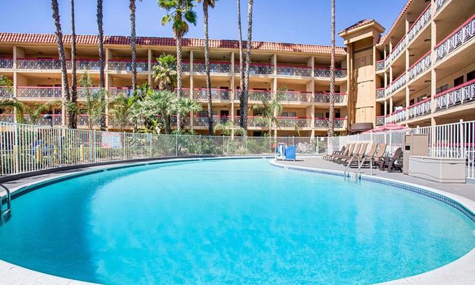 Burbank Hotel | Ramada by Wyndham Burbank Airport