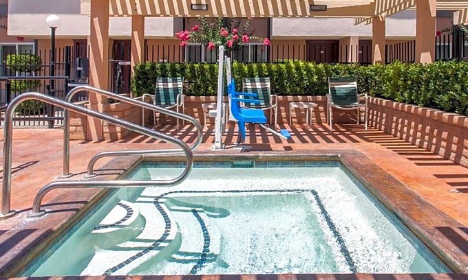 Raisin Hotel | Ramada by Wyndham Fresno North