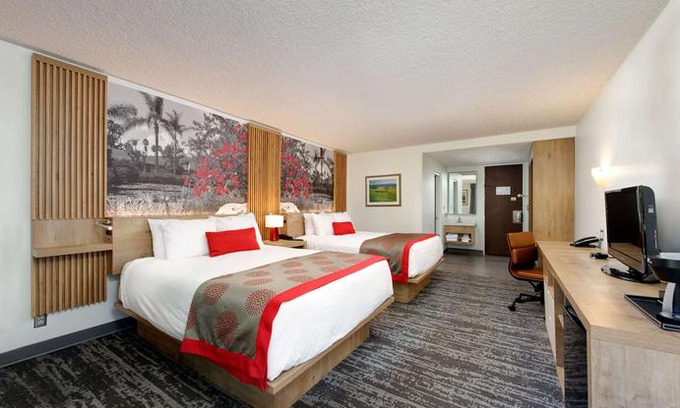 Santa Barbara Hotel | Ramada by Wyndham Santa Barbara