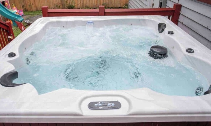 Rochester House | Ranch W/Hot Tub~ by Arprt/Dtwn/UofR/RIT W/AC