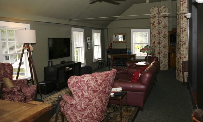 Waitsfield Apartment | Rare deluxe 1 bdrm w/views of the Covered Bridge