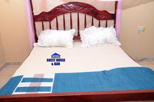 Mukono House | Rave Guest House and Bar