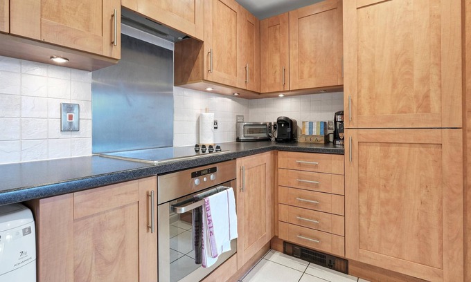 Reading City Centre Apartment | Reading Town Centre River View Serviced Apartment with 2 bedrooms, 2 bathrooms