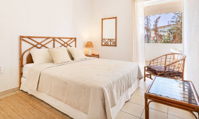 Porto Rafti Apartment | Recently renovated luxury apartment 30m from the beach with a sunny balcony