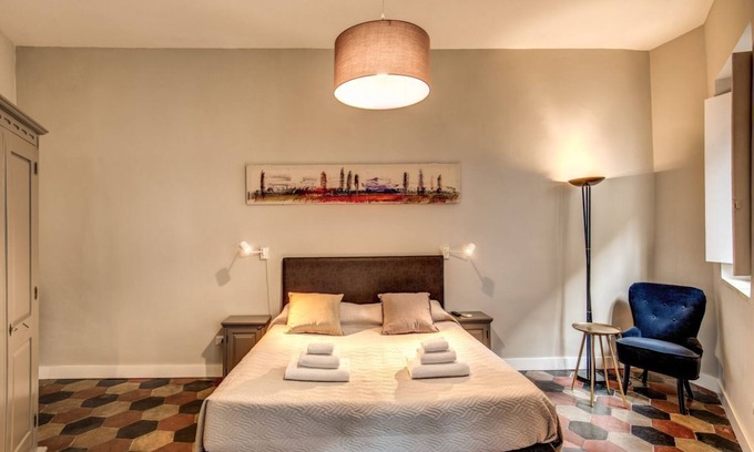 Rione VI Parione Apartment | Recently restructured apartment on Via dei Cappellari, at walking distance from all tourist sites.