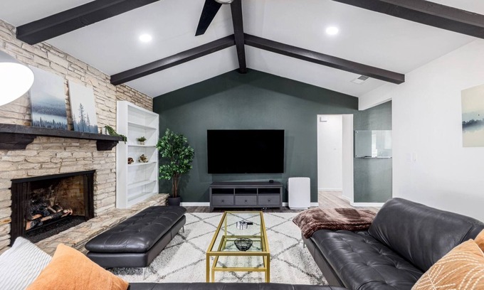 North Lamar House | Recharge 3BR by Pickleball Ranch + Massage Chair