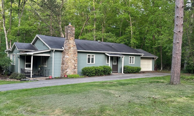 Gray House | Rector House (Hot Tub, Pet Friendly 🐾)