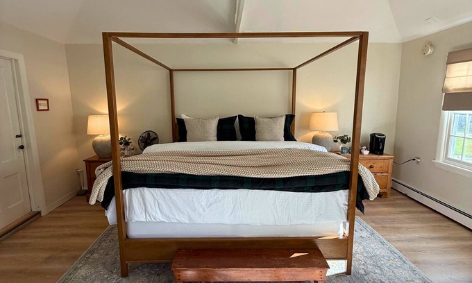 Mendon Apartment | Red Clover Inn Spacious King Suite near Killington