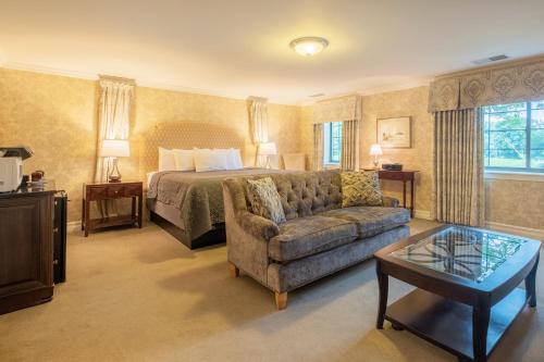 Downtown Niagara Falls Hotel | Red Coach Inn