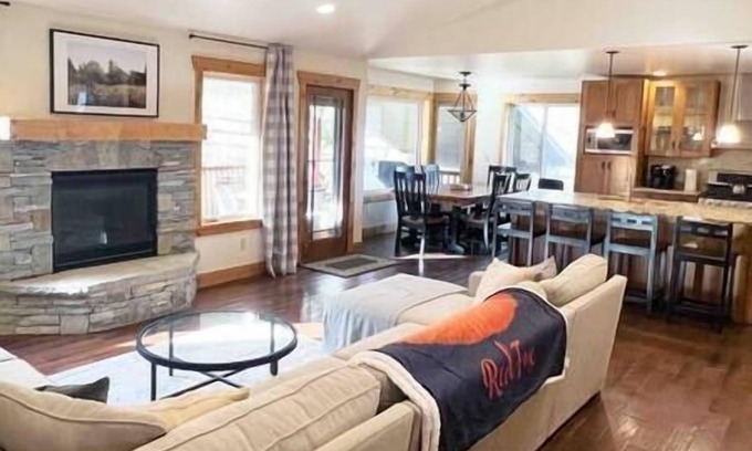 Lava Hot Springs House | Red Fox Retreat (Comfortably Sleeps Up To 22!)