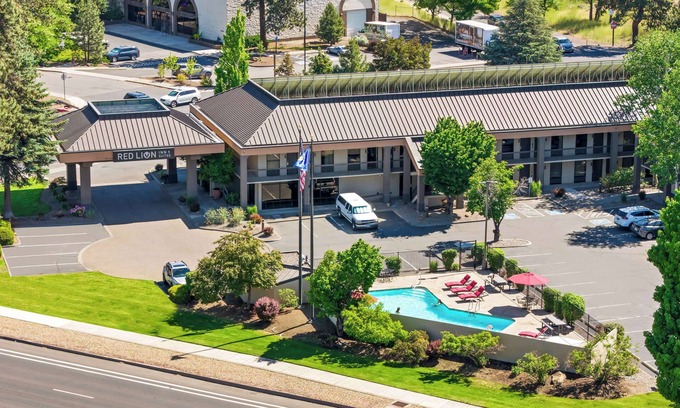 Orchard District Hotel | Red Lion Inn & Suites Deschutes River Bend