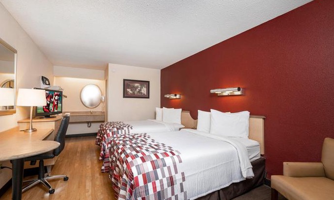 Roseville Hotel | Red Roof Inn Detroit St Clair Shores