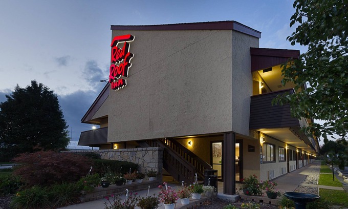 Lansing Hotel | Red Roof Inn Lansing West - MSU