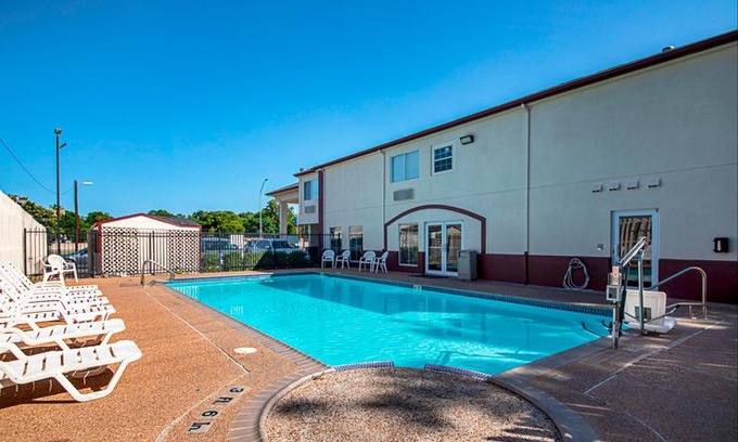 Rio Vista Hotel | Red Roof Inn San Marcos