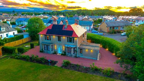 Newtongrange Villa | Red Roofs - 5BR Luxury - Large Gardens - EV Point - Near Edinburgh